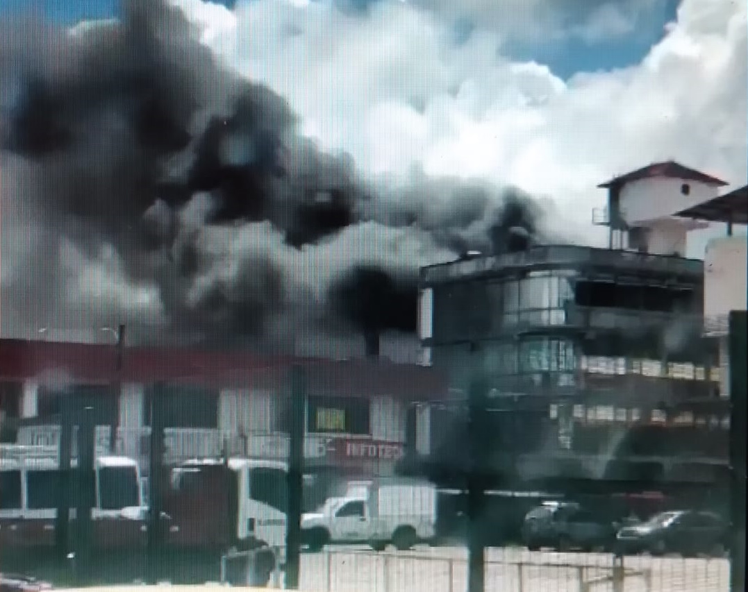 Desde varias calles de la ciudad de Colón se podía observar el denso humo. Foto: Diomedes Sánchez 