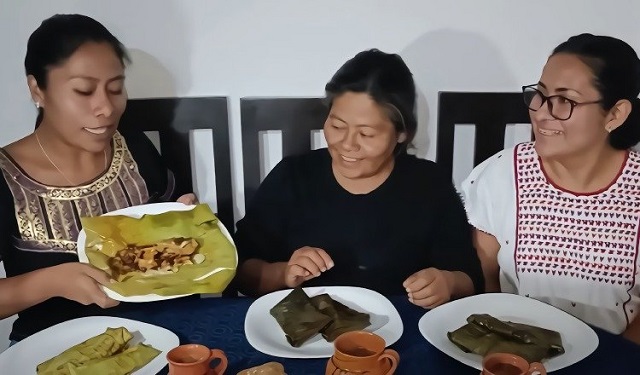 Yalitza Aparicio, su mamá y su amiga. Foto: Captura del video