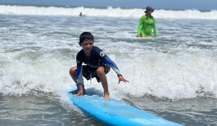 Los estudiantes  del surf deben estar en escuela primaria.