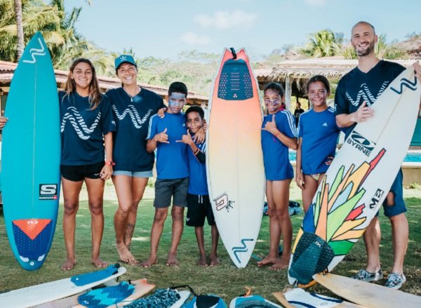 Programa de Desarrollo de Talento Surf, en el orden usual: Evelyn Chaves (coach asistente), Ana Choudnenko (coach y coordinadora de programa), Estudiantes Samuel, Jesus, Yasuany, Ashley de Isla Cañas, y Bastian Barnbeck (fundador de Waved). Foto:Cortesía