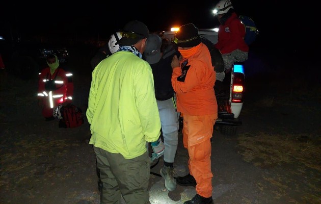 En el kilómetro 45 a la Cima del Volcán, fue auxiliado el joven Eric González Esquivel de 27 años, el cual presentaba una posible lesión en extremidad inferior. Foto. Mayra Madrid