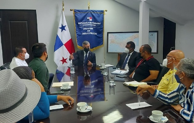 En la reunión con el MOP, Rafael Savonge, los  natariegos fueron acompañados por diputados. Foto: Cortesía