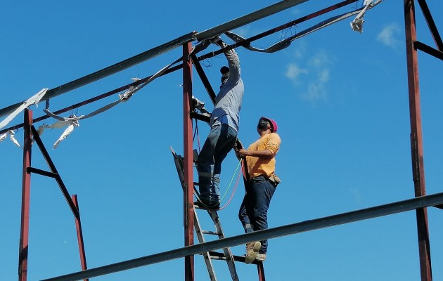 La normativa indicó el tesorero municipal, establece que las vallas y letreros publicitarios deben estar instalados en predios privados para evitar obstruir la visión de los conductores. Foto. Eric Montenegro