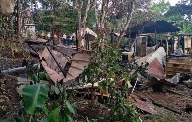 Hace dos años, esta misma familia sufrió un incendio similar, en el que perdieron todos sus enseres. Foto Diomedes Sánchez