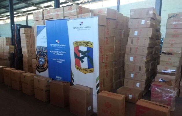 En el interior del camión encontraron 1,255 cajas de cigarrillos de marcas variadas, lo que hacen 62,750 cartones de cigarrillos, que a su vez contabilizaban 12,550,000 de unidades de cigarrillos, no declarados. Foto. Mayra Madrid