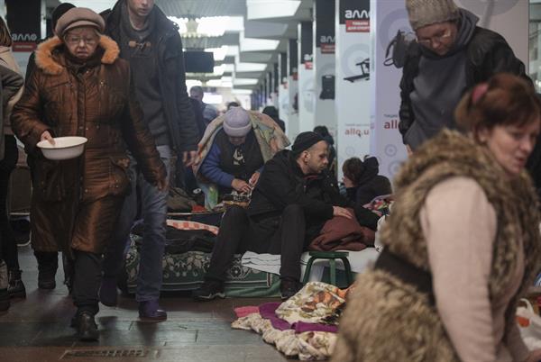 Ciudadanos de Járkov, en el este de Ucrania, permanecen refugiados del asedio ruso en el metro de la ciudad. EFE