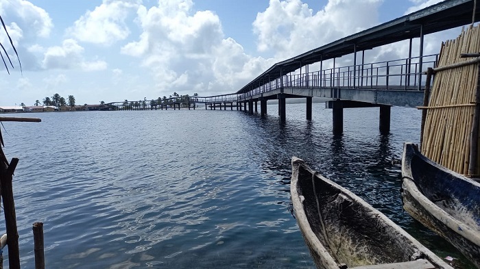 Los puentes peatonales tienen iluminación y son protegidos con rompeolas. Foto: Cortesía Conades