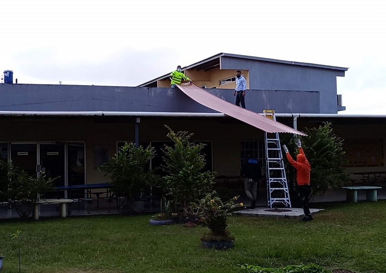  Por el momento se reemplazan hojas de zinc de la cafetería en el plantel educativo; Foto: Eric A. Montenegro 