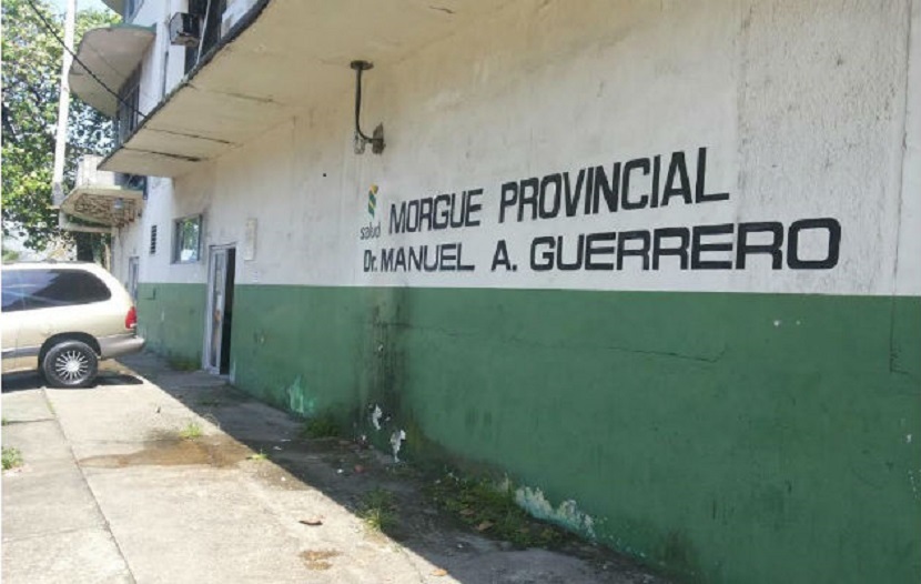 El cuerpo fue llevado a la morgue judicial en Colón. Foto: Diomedes Sánchez 