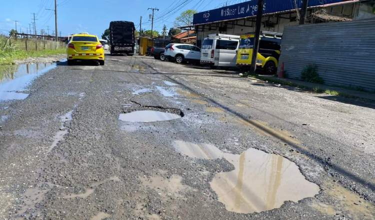 En redes sociales son constantes las quejas de conductores y transeúntes por el mal estado de las calles como ésta en La Chorrera. Foto: Internet