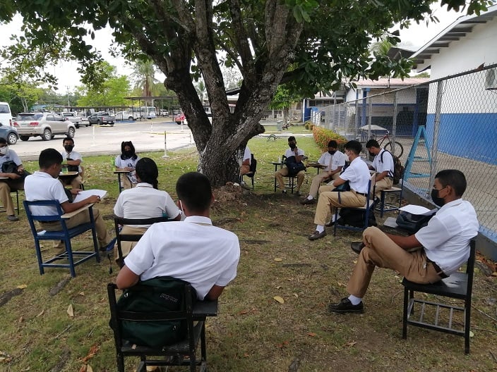 Están recibiendo sus clases debajo de árboles afuera de las instalaciones del colegio. Foto: Melquiades Vásquez