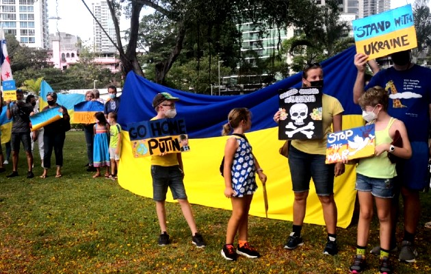 Ucranianos en Panamá continúan con sus protestar en contra de la invasión de Rusia a su país. Foto: Cortesía