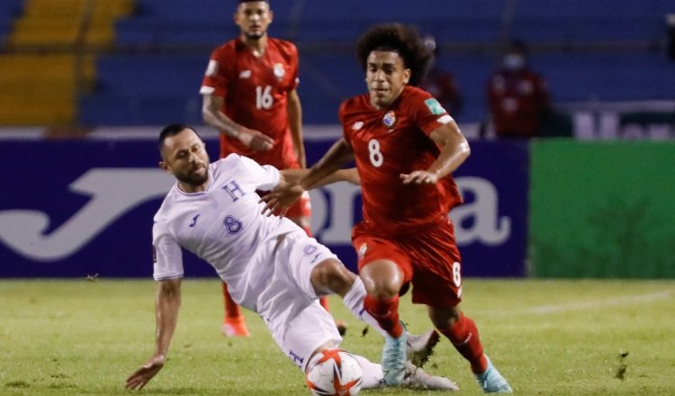 Adalberto Carrasquilla (rojo) contra el hondureño en el partido de ida camino a Catar 2022. Foto:EFE