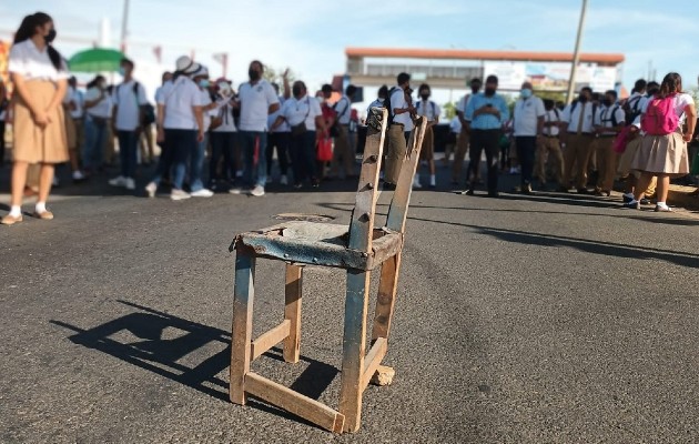 Una banca deteriorada colocaron en medio de la vía durante la protestas. Foto: Melquiades Vásquez