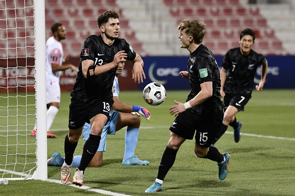 Liberato Cacace (13) de Nueva Zelanda festeja su gol. Foto: @NZ_Football