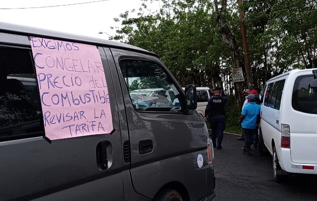 Un sector transportista bloqueó la vía hacia los corregimientos de Obaldía y La Trinidad. Foto: Eric A. Montenegro