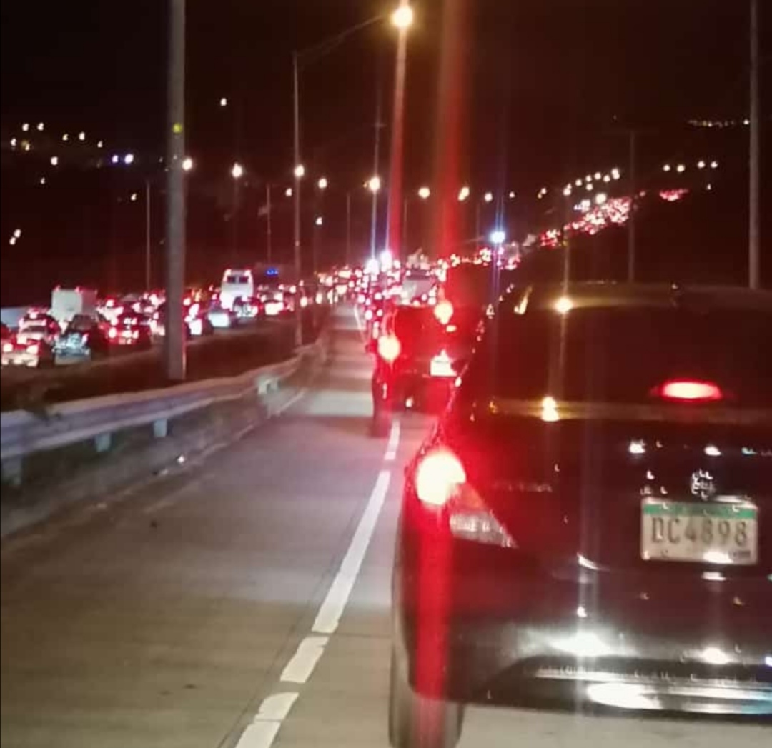 Filas de autos para llegar a su destino hoy, lunes; un panorama común, pero que aumentó con la amenaza de paro. Foto / Redes sociales