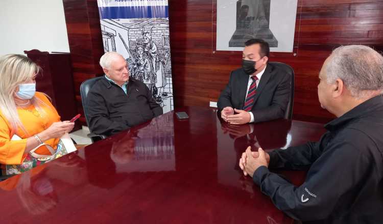 Ricardo Martinelli junto con parte de su equipo de trabajo se reunieron ayer con Juan Carlos Araúz, presidente del Colegio Nacional de Abogados. Víctor Arosemena