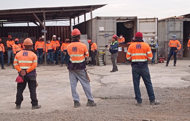 Los trabajadores han realizado reuniones a lo largo del día. Foto: Suntracs