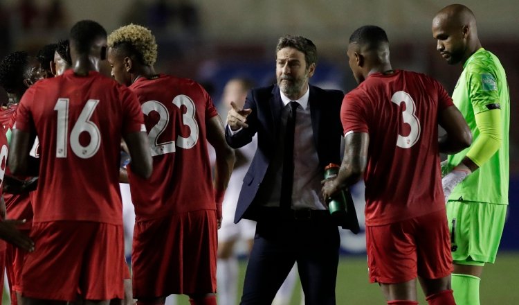 El entrenador Thomas Christiansen de Panamá conversa con los jugadores. Foto:EFE