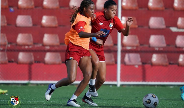 El equipo femenino entrenó ayer en el 'Cascarita' Tapia previó al viaje Foto:Fepafut