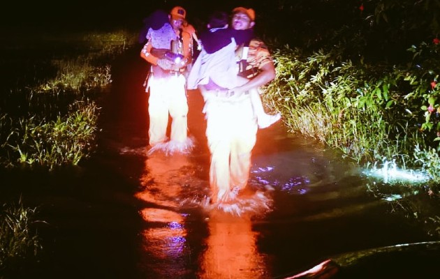 La noche del sábado miembros del Sinaproc trasladaron a unas 17 familias debido al aumento del caudal de algunos ríos. Foto. Sinaproc