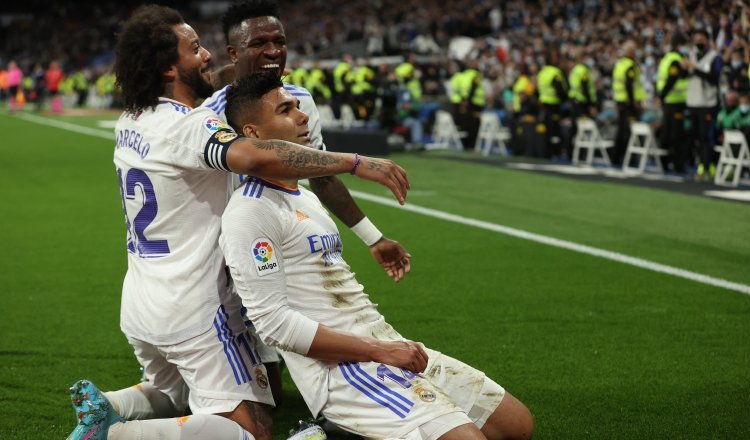 Los brasileños Casemiro (14), Marcelo (izq.) y Vinicius, jugadores del Real Madrid  Foto:EFE