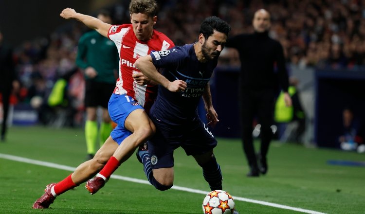 El centrocampista del Atlético de Madrid Marcos Llorente (i) lucha con Ilkay Gündogan, del City en su juego de ida de la Champions. Foto:EFE