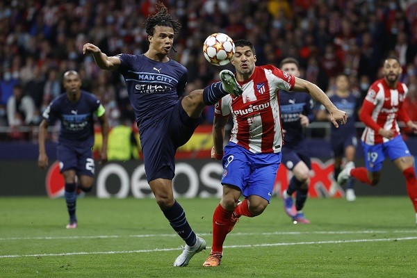 El delantero del Atlético de Madrid Luis Suárez (d) lucha con Nathan Aké, del Manchester City. Foto:EFE