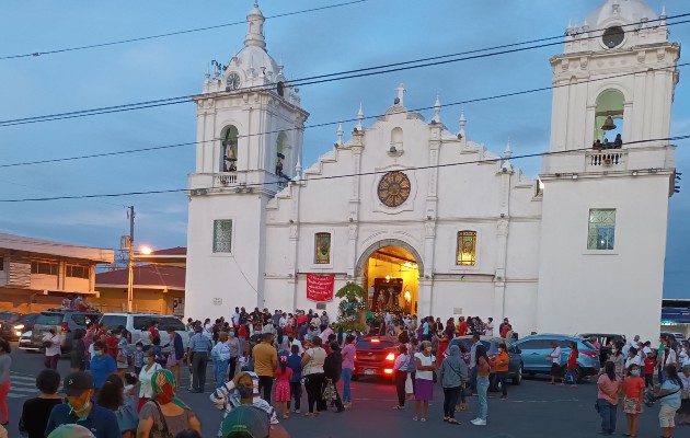 Los feligreses llegaron temprano a la catedral para participar de la eucaristía en el Domingo de Resurrección. Foto. Melquíades Vásquez