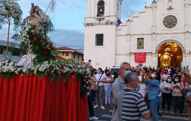 La comunidad salió a las calles para ser partícipes del encuentro de Cristo resucitado. Foto. Meluíades Vásquez