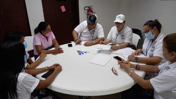 Miembros de la junta de escrutinio de RM reciben las primeras actas. Foto: Víctor Arosemena