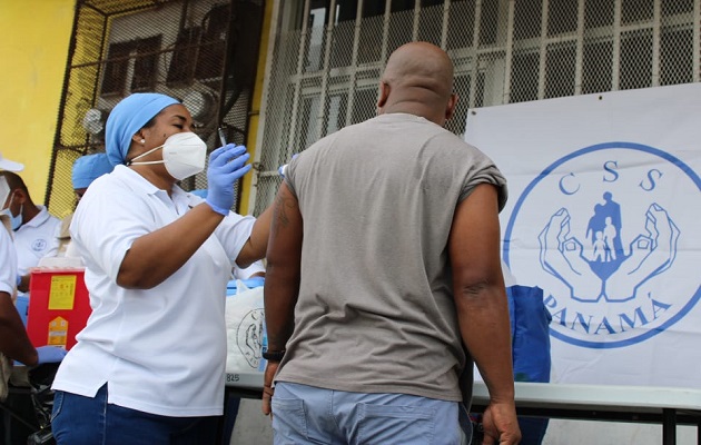 La vacunación está disponible en diferentes puntos del país. Foto: CSS