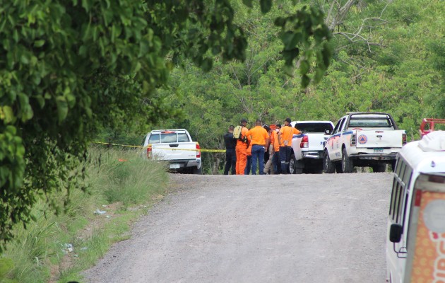 El cadáver, el cual solo vestía un suéter, fue hallado en el fondo de la quebrada Perequeté, por personas que transitaban por el sitio. Foto. Eric Montenegro