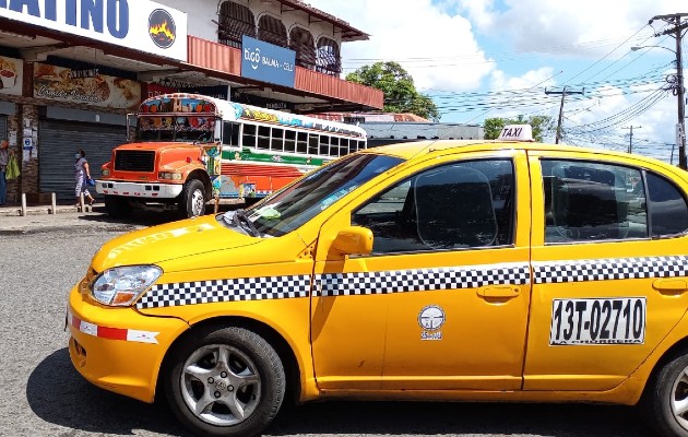 Algunos transportistas de la ruta de La Chorrera, salieron desde primeras horas de la mañana para trasladar a los usuarios a su destino. Foto. Eric Montenegro