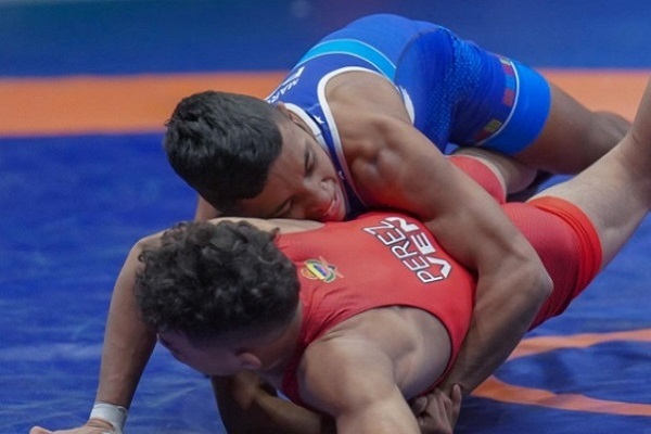 El luchador Samir Marciaga (azul) ganó plata para Panamá. Foto:COP