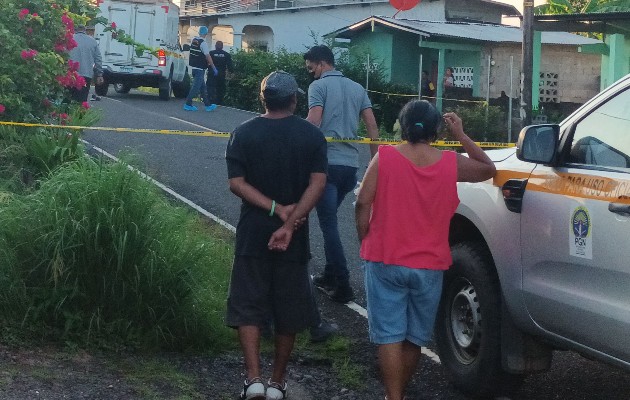 Algunos vecinos señalaron que salieron para ver que estaba sucediendo encontrando Roderick Rodríguez, tendido en la vía en el sector a unos cuantos metros del cuartel de la Policía Nacional de Soná. Foto. Melquíades Vásquez