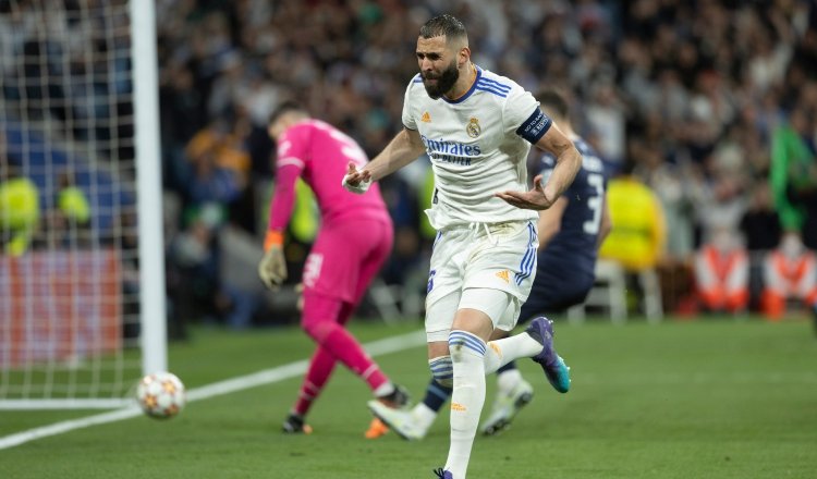 Karim Benzema anota el tercer gol del Real Madrid contra Manchester City ayer en la Liga de Campeones. Foto:EFE