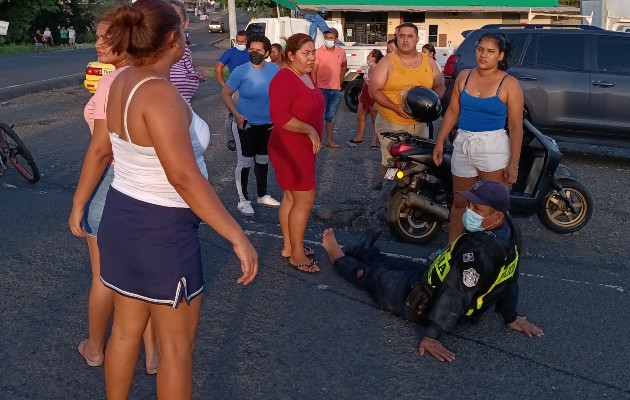 Los residentes del área ayudaron al uniformado que fue embestido por un auto. Foto. Melquíades Vásquez