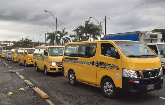 Los propietarios y conductores de buses colegiales fueron unos de los más afectados por la pandemia, al estar paralizados dos años. Foto: Archivo