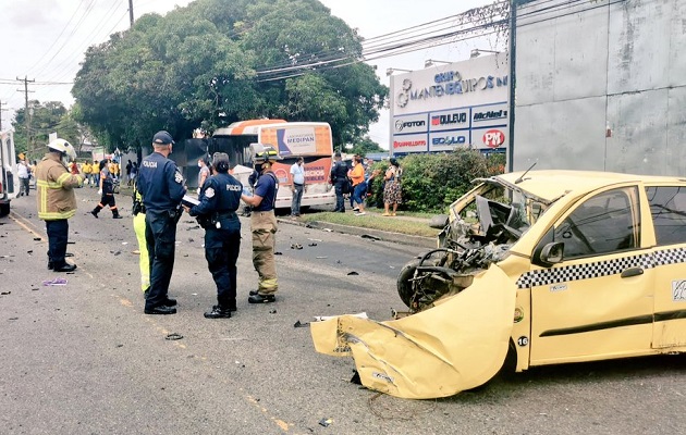 El taxi se llevó la peor parte en este siniestro vial. Foto: Bomberos