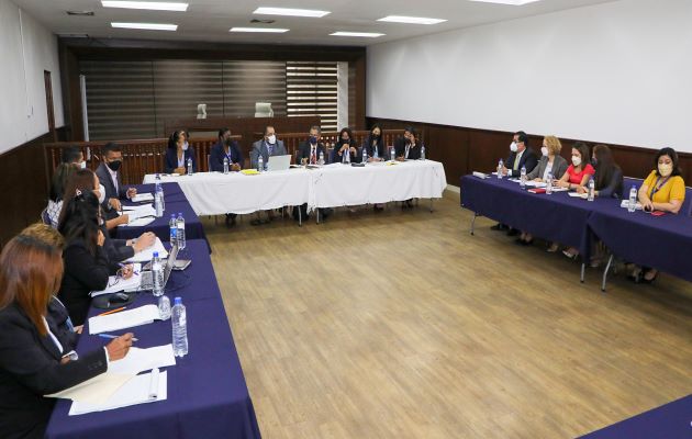 En la reunión participaron representantes del Tribunal Electoral, Banco Nacional y Caja de Ahorros. Foto: Cortesía TE