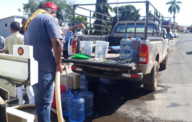 Muchos negocios, principalmente de alimentos, han tenido que cerrar temporalmente, según el relato de los pequeños comerciantes, por la falta de agua potable que alcanza ya más de una semana. Foto. Thays Domínguez