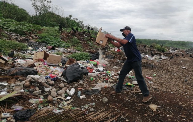 Los productos decomisados fueron destruidos en el vertedero municipal de Parita. Foto. Thays Domínguez