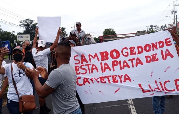 Los manifestantes exigían que el ministro de Obras Públicas Rafael Sabonge cumpla con el proyecto carretero, cuya orden de proceder fue entregada el año pasado. Foto. Eric Montenegro