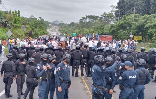 La Unidad de Control de Multitudes llegó al área para despejar la vía. Foto. Eric Montenegro