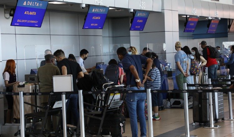 La aviación a nivel mundial se redujo a niveles no vistos en décadas, resultado de los cierres completos en varios países, incluyendo Panamá y Colombia, indicó Heilbron. Foto: Cortesía