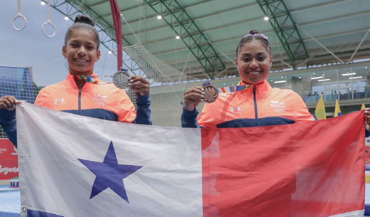 Karla Navas y Hillary Heron muestran sus medallas. Foto: COP