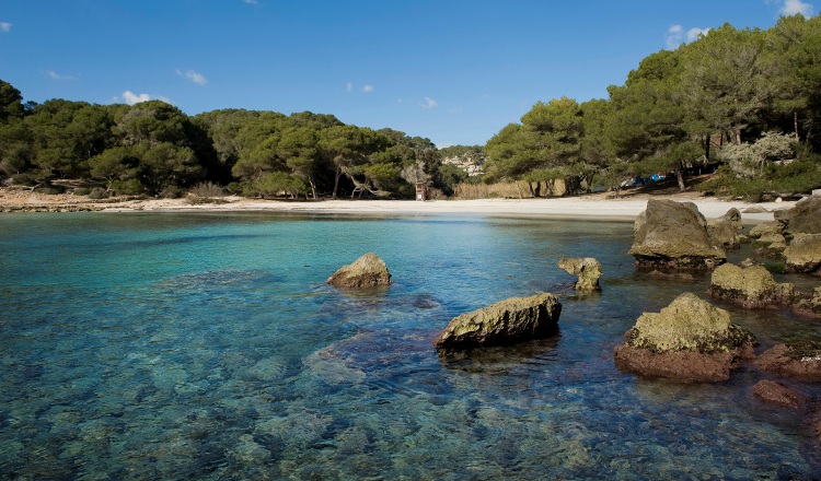 Vista de la playa de la Cala Macarella, Mahón.  EFE/David Arquimbau