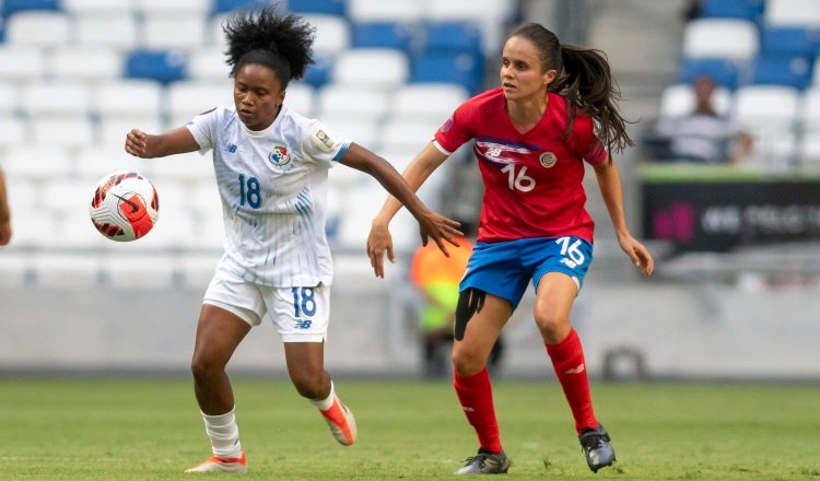 Erika Hernández de Panamá (18) disputa el balón contra  Katherine Alvarado de Costa Rica. Foto:EFE